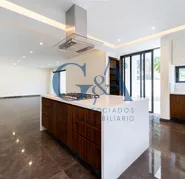 CASA EN VENTA EN VALLE REAL SOBRE AVENIDA