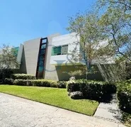 CASA EN RENTA CON ALBERCA EN VALLE REAL (Copia)