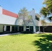CASA EN RENTA CON ALBERCA EN VALLE REAL