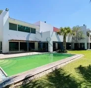 CASA EN RENTA CON ALBERCA EN VALLE REAL