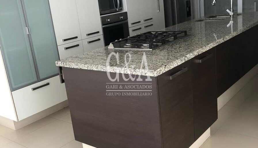 Solares Residencia en Venta