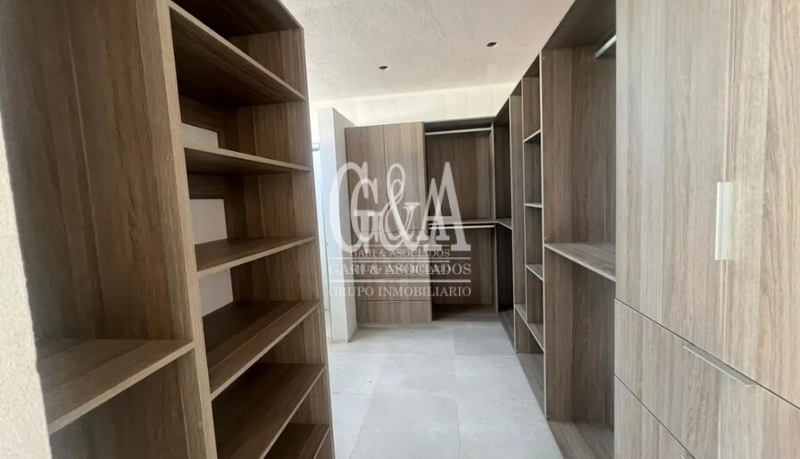 Solares Residencia en Venta