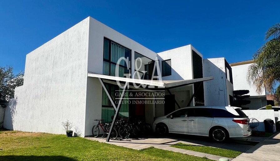 CASA EN VENTA DENTRO DE COTO EN BOSQUES DE SANTA ANITA