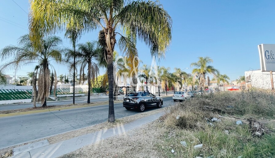 TERRENO EN SERVIDOR PUBLICO SOBRE VALLE DE ATEMAJAC