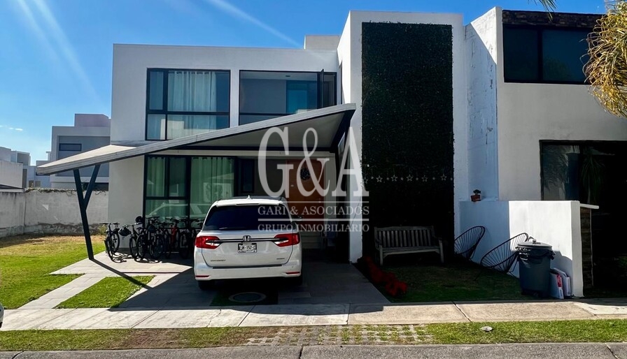 CASA EN VENTA DENTRO DE COTO EN BOSQUES DE SANTA ANITA