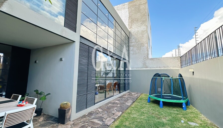 SOLARES MODERNA CASA EN VENTA