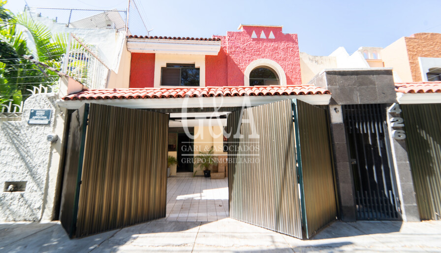 CASA EN VENTA JARDINES DEL BOSQUE