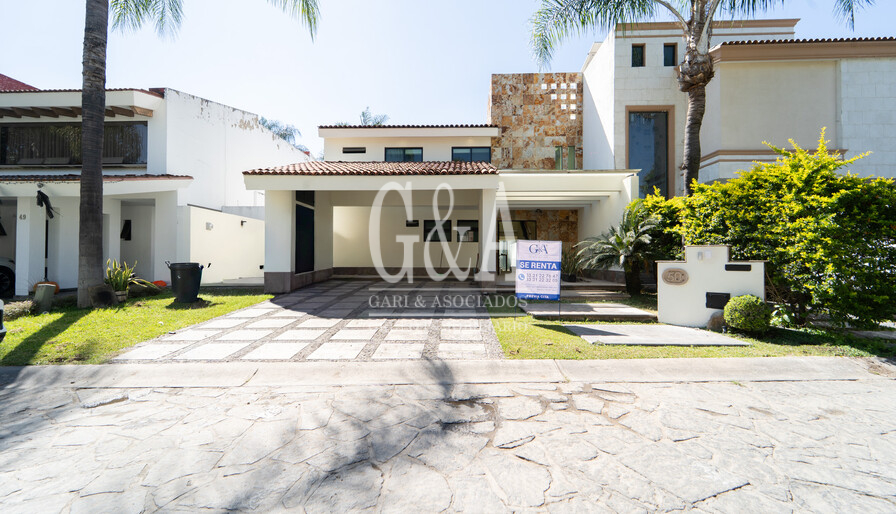 CASA EN RENTA EN VALLE REAL