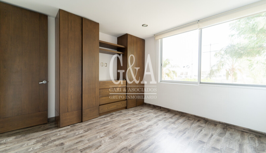 CASA EN RENTA SANTILLANA COTO 1