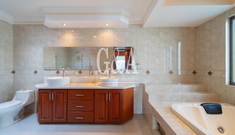 CASA EN VENTA VALLE REAL