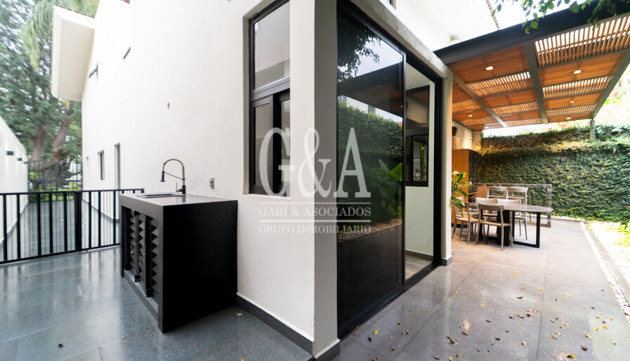 CASA EN VENTA AMUEBLADA EN VALLE REAL