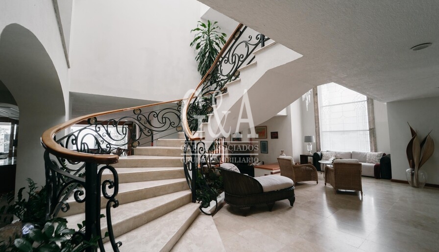 RESIDENCIA EN VENTA, EN ESQUINA VALLE REAL