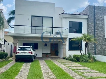 CASA EN VENTA DENTRO DE COTO EN VALLE REAL