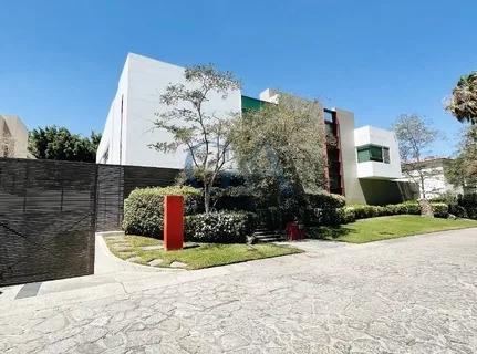 CASA EN RENTA CON ALBERCA EN VALLE REAL