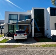 CASA EN VENTA DENTRO DE COTO EN BOSQUES DE SANTA ANITA