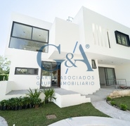 CASA EN VENTA EN VALLE REAL SOBRE AVENIDA