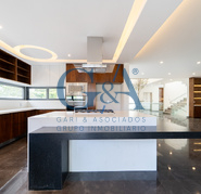 CASA EN VENTA EN VALLE REAL SOBRE AVENIDA