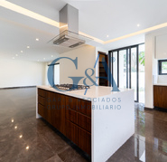 CASA EN VENTA EN VALLE REAL SOBRE AVENIDA