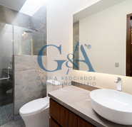 CASA EN VENTA EN VALLE REAL SOBRE AVENIDA