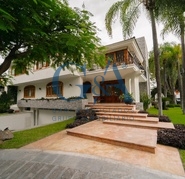 RESIDENCIA EN VENTA, EN ESQUINA VALLE REAL