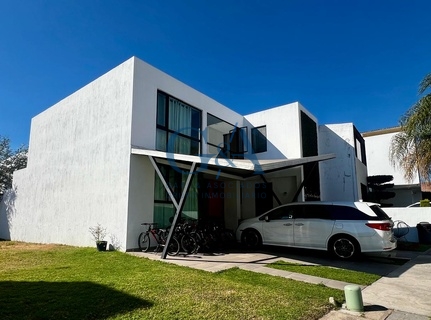 CASA EN VENTA DENTRO DE COTO EN BOSQUES DE SANTA ANITA