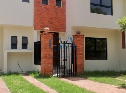 CASA EN VENTA DENTRO DE COTO EN CAMICHIN DE SANTA ANITA