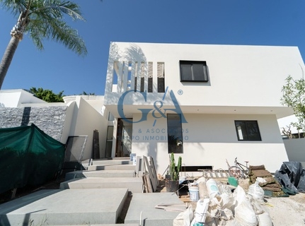 CASA EN VENTA EN VALLE REAL SOBRE AVENIDA