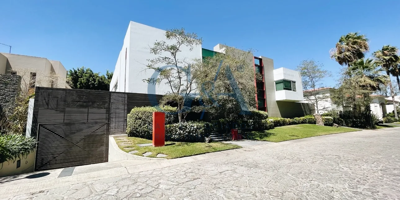 CASA EN VENTA CON ALBERCA EN VALLE REAL