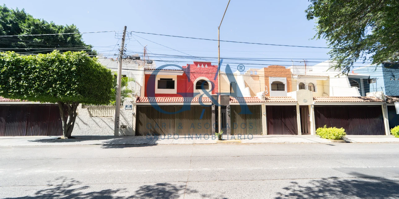 CASA EN VENTA JARDINES DEL BOSQUE