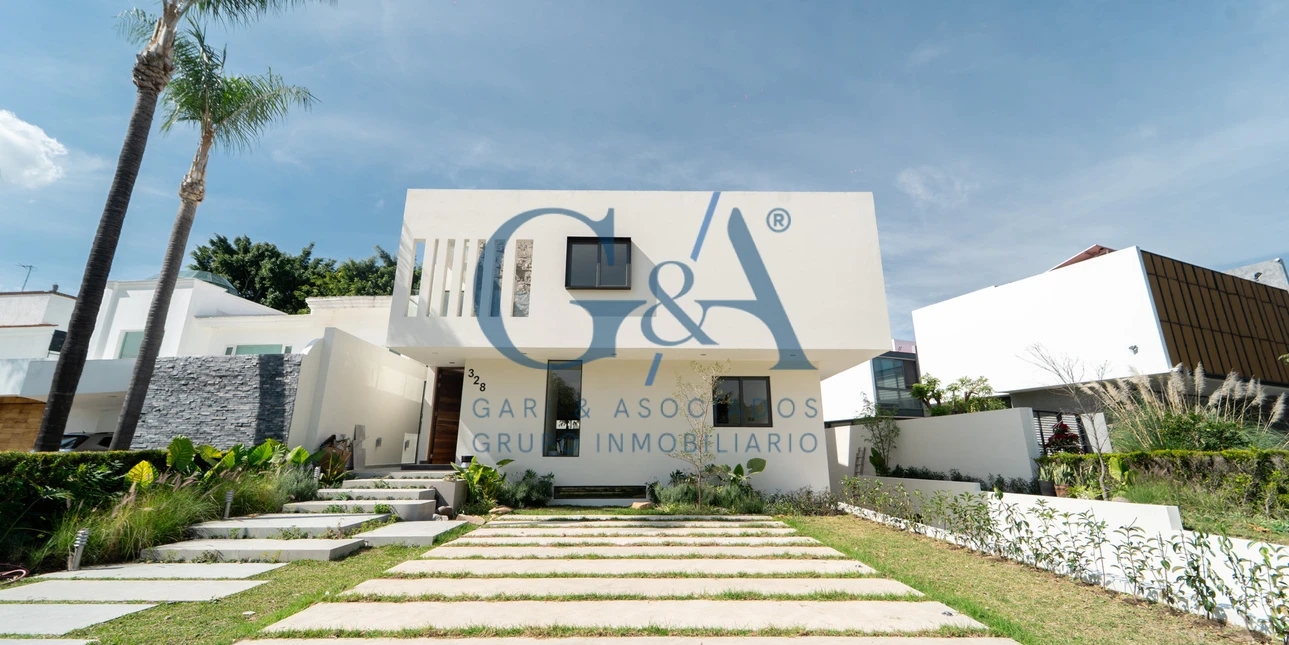 CASA EN VENTA EN VALLE REAL SOBRE AVENIDA